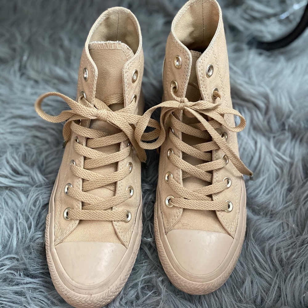 tan converse